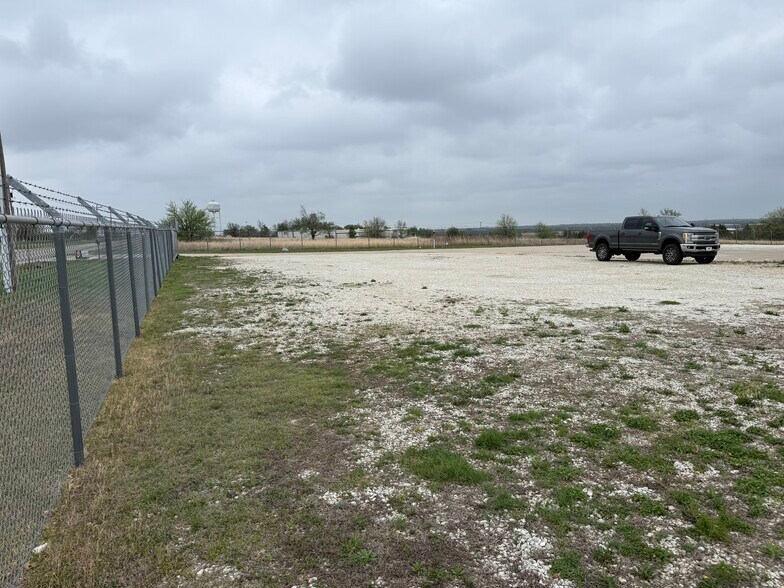 More Photos Of 7811 Kickapoo Ave, Shawnee Warehouse For Lease