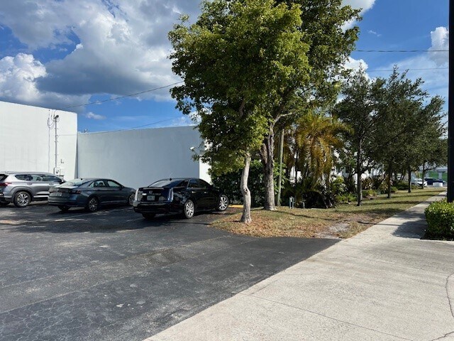 More Photos Of 912-915 S Dixie Hwy E, Pompano Beach, Pompano Beach Manufacturing For Lease