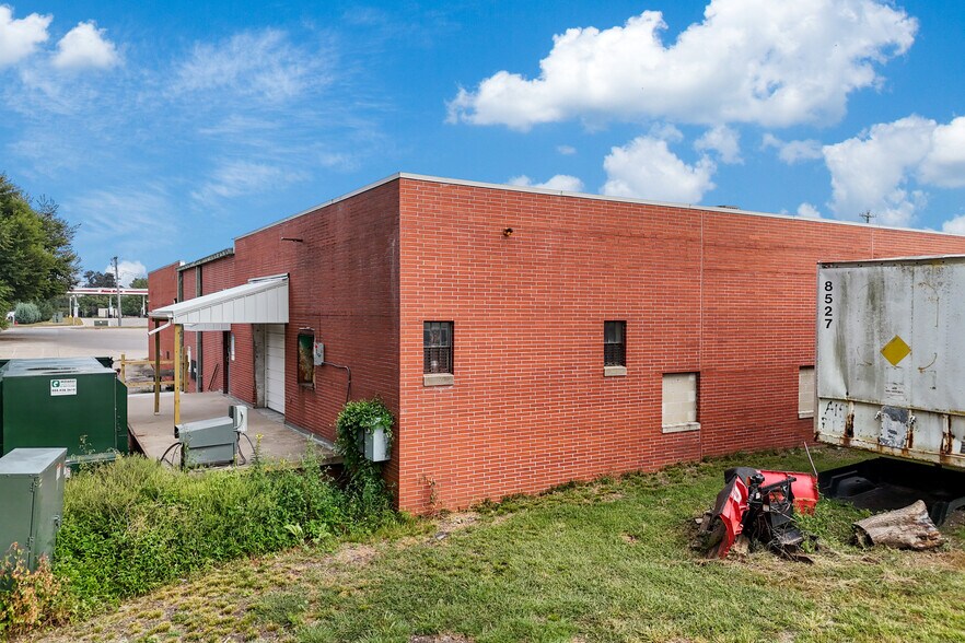 More Photos Of 1810 1st Ave E, Newton General Retail For Sale