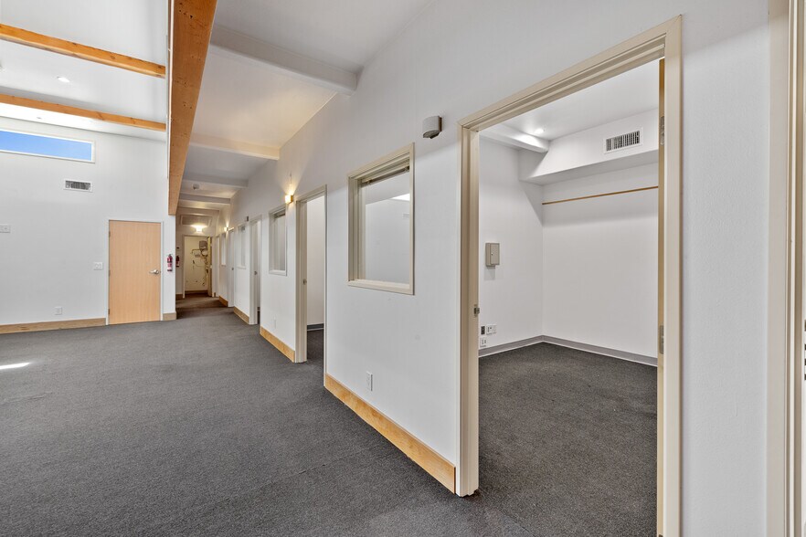 More Photos Of 18536 Oxnard St, Tarzana Warehouse For Sale