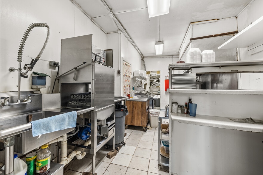 Primary Photo Of 6569 Cameron Ave, Vesper Restaurant For Sale