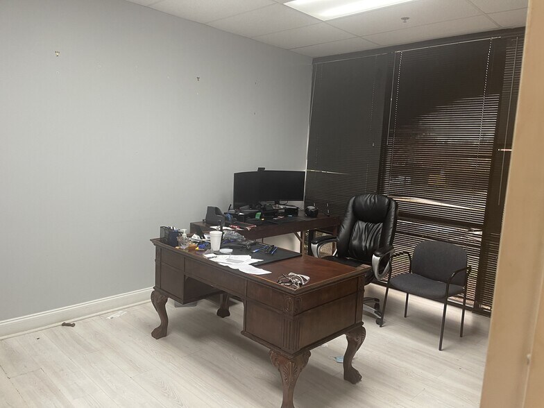 More Photos Of 4500 Green Point Dr, Greensboro Warehouse For Lease
