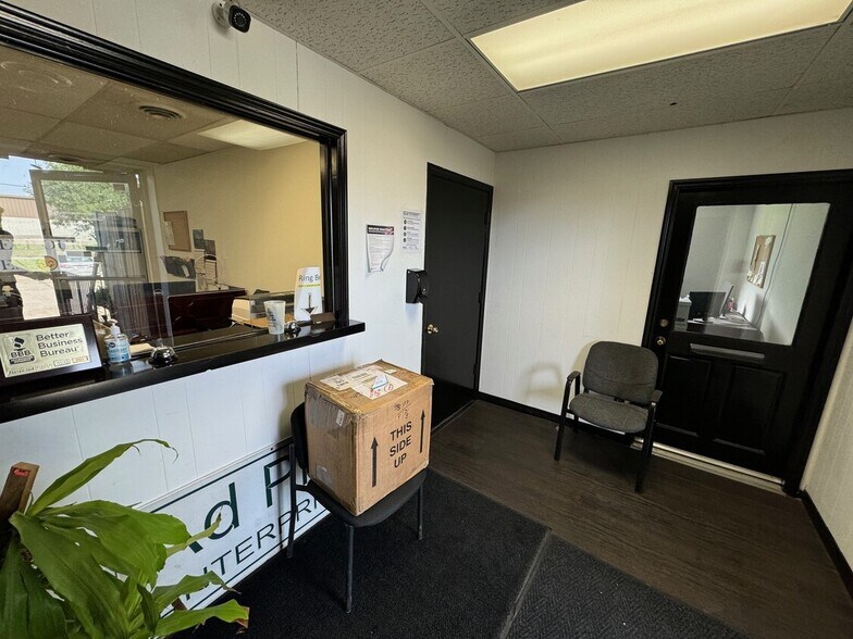 More Photos Of 1811 N Topping Ave, Kansas City Office For Lease