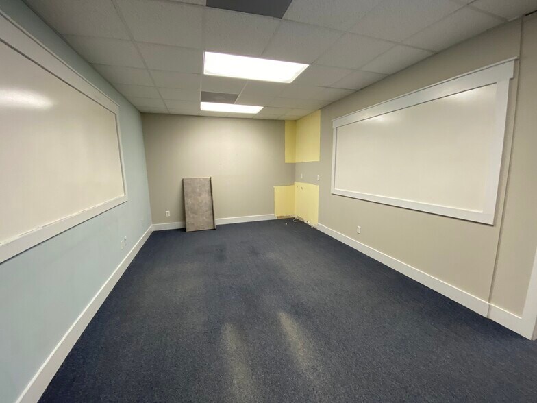 More Photos Of 409 Chicago Dr, Fayetteville Flex For Lease