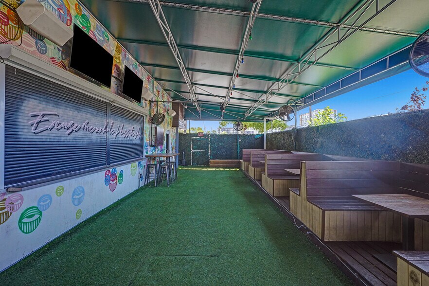 More Photos Of 835-841 NE 3rd Ave, Fort Lauderdale Bar For Sale