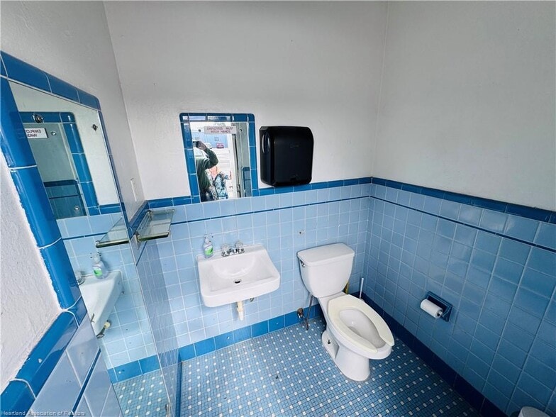 More Photos Of 407 N Ridgewood Dr, Sebring Convenience Store For Sale