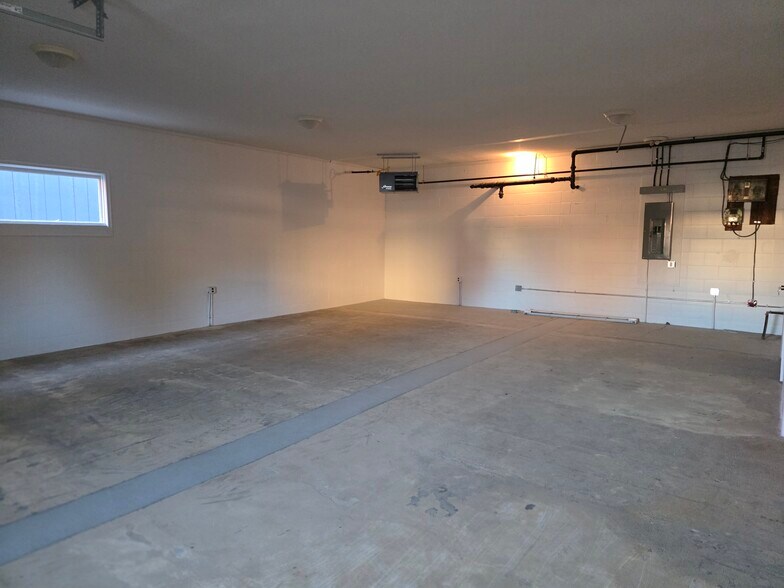 More Photos Of 520 S Prospect Ave, Hartville Flex For Lease