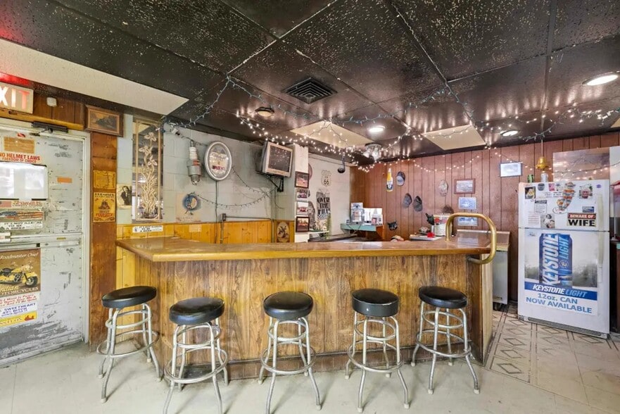 More Photos Of 2106 E 4th Ave, Hutchinson Storefront For Sale