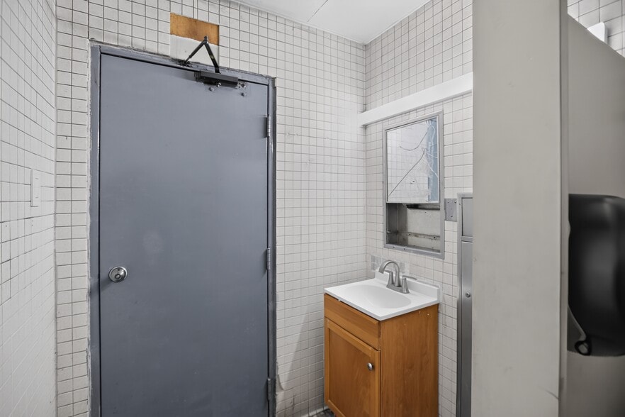 More Photos Of 5803 Annapolis Rd, Bladensburg Service Station For Sale