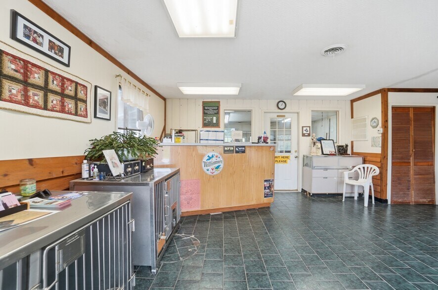 More Photos Of 1532 Eads Rd, Verona Flex For Sale