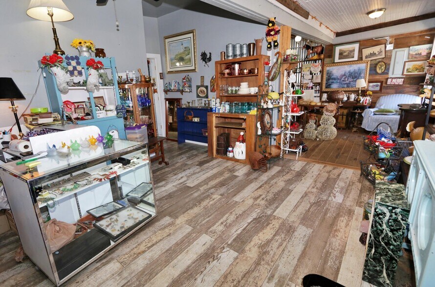 More Photos Of 117 W Shelby St, Falmouth Storefront For Sale