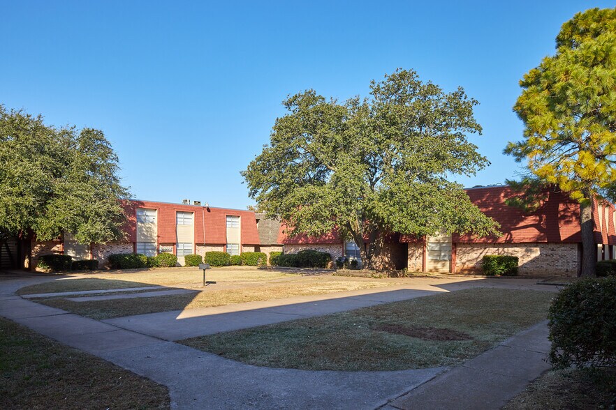 More Photos Of 4500 N MacArthur Blvd, Warr Acres Apartments For Sale