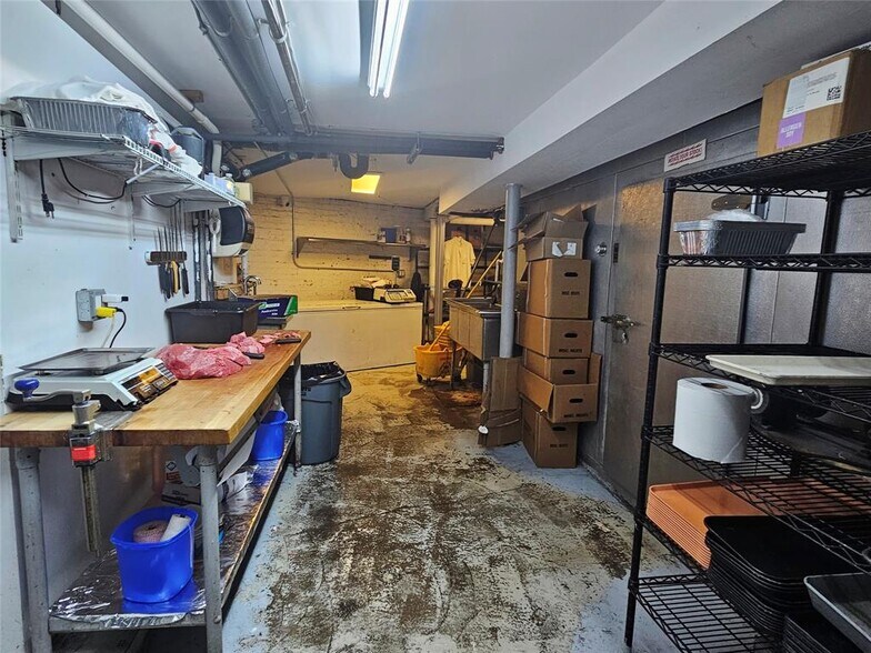 More Photos Of 6940 Myrtle Ave, Glendale General Retail For Lease