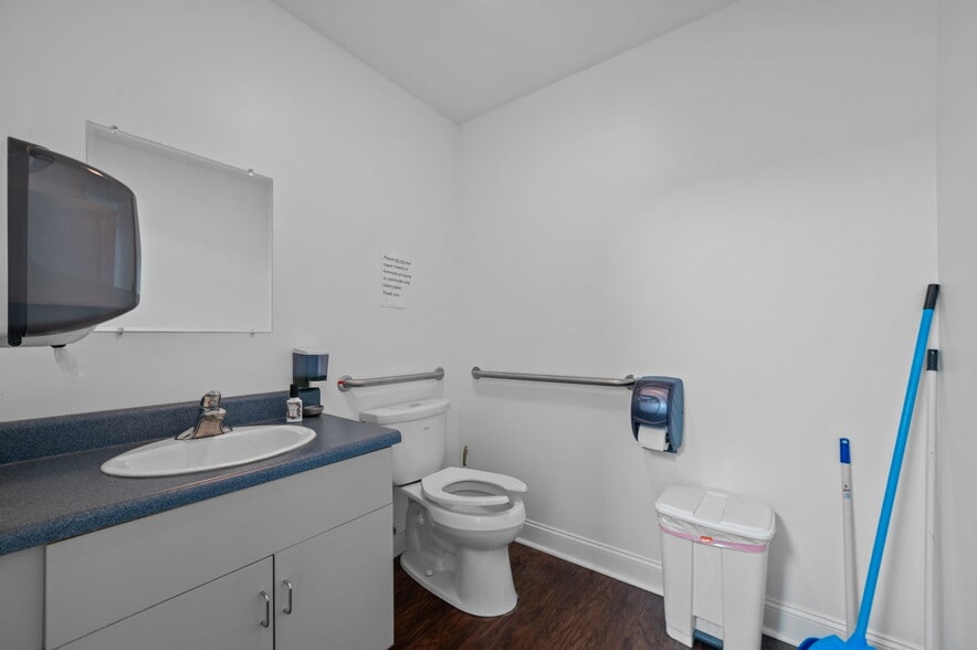 More Photos Of 125 Oakmont Dr, Greenville Office For Sale