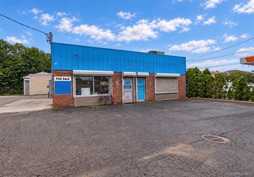 Primary Photo Of 1709 Newbridge Rd, North Bellmore Manufacturing For Sale