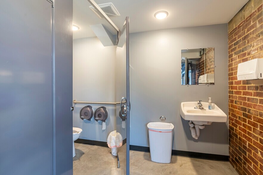 More Photos Of 101 W Monroe St, Carbondale General Retail For Sale