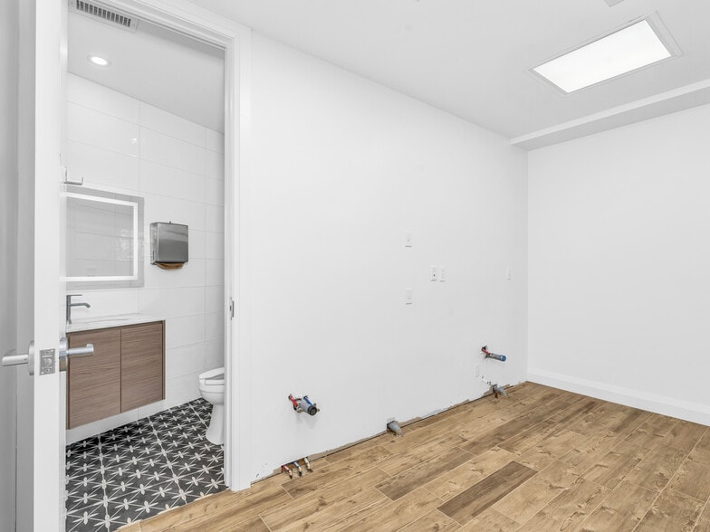 More Photos Of 541 Queen St E, Toronto Storefront For Lease