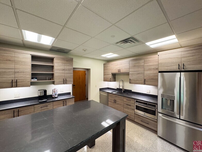 More Photos Of 103R Old Windsor Rd, Bloomfield Warehouse For Lease