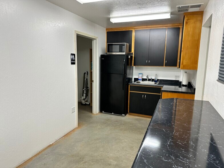 More Photos Of 1115 Ewald Ct, Paradise Manufacturing For Lease