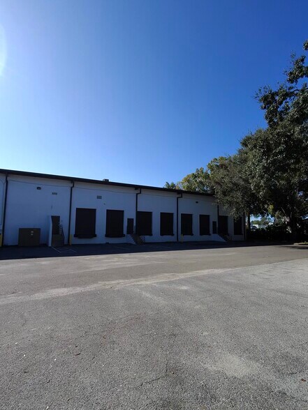 More Photos Of 5525 Johns Rd, Tampa Light Distribution For Lease
