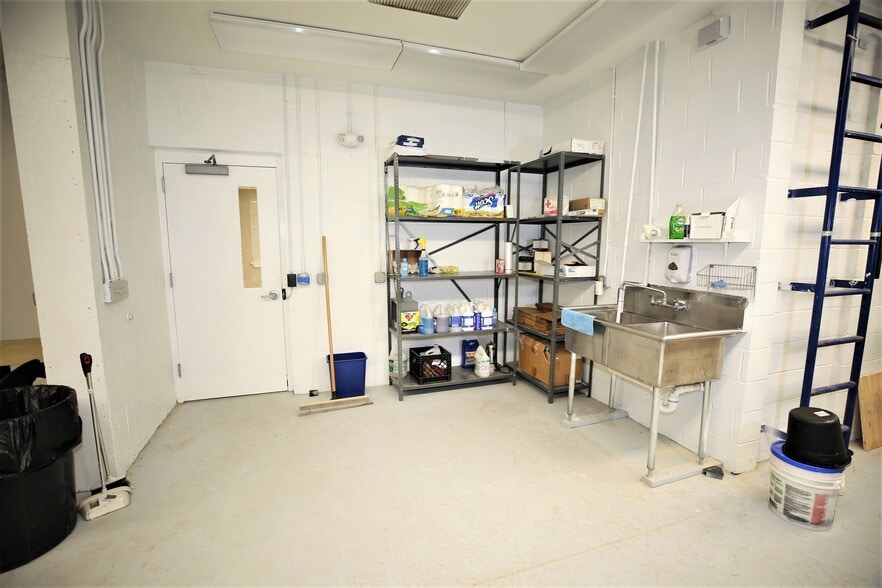 More Photos Of 60 Millstone Rd, Somerset Light Distribution For Sale