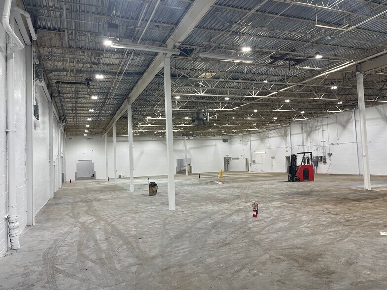 More Photos Of 33 Rajon Rd, Bayport Manufacturing For Lease