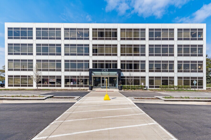 More Photos Of 1315 W 22nd St, Oak Brook Office For Lease