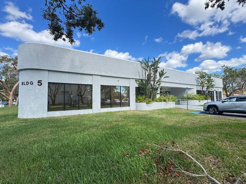 More Photos Of 9210 Sunset Dr, Miami Office For Lease