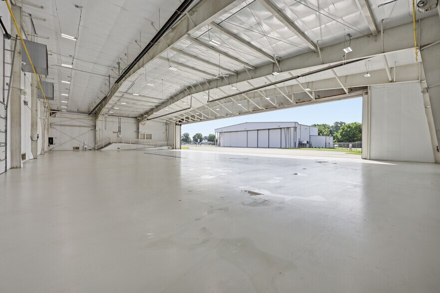 More Photos Of 1185 N Memorial Dr, Greenville Airplane Hangar For Lease