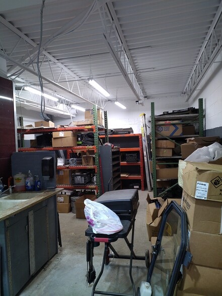 More Photos Of 101 E Sunrise Hwy, Freeport Warehouse For Lease