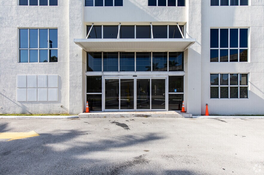 More Photos Of 9480 S Dixie Hwy, Miami Office For Sale
