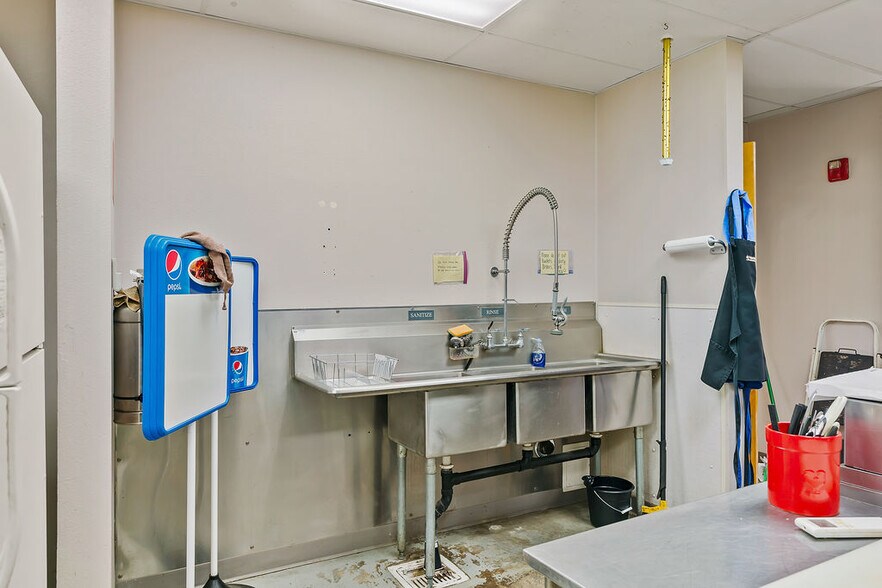 More Photos Of 31 Ray Rd, Sunnyside Sports And Entertainment For Sale