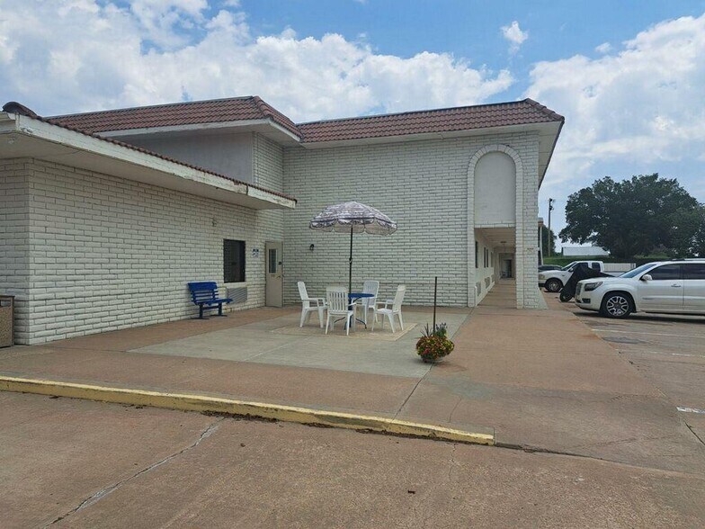 More Photos Of 1401 W US Highway 54, Pratt Hotel For Lease