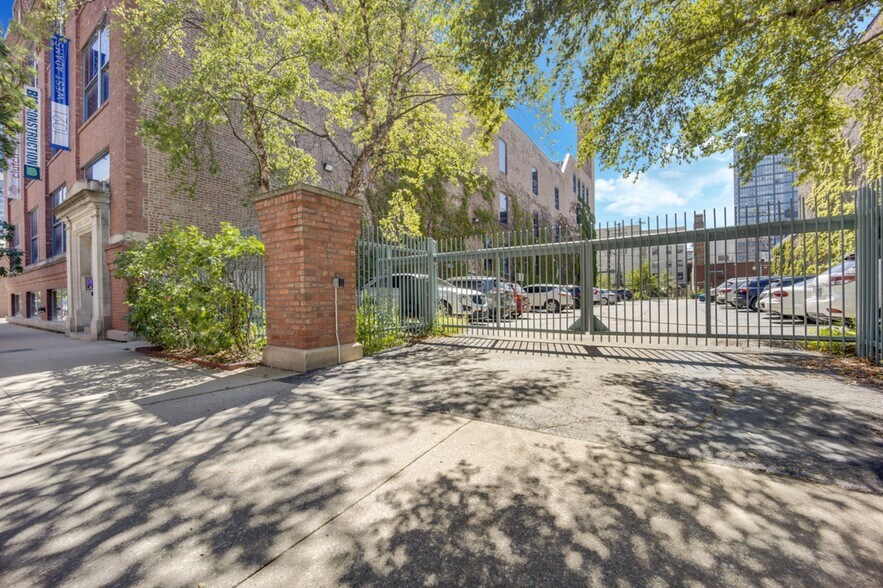 More Photos Of 1021 W Adams St, Chicago Loft Creative Space For Lease