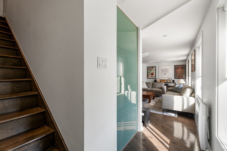 More Photos Of 3009 St Notre-Dame O, Montréal Restaurant For Sale