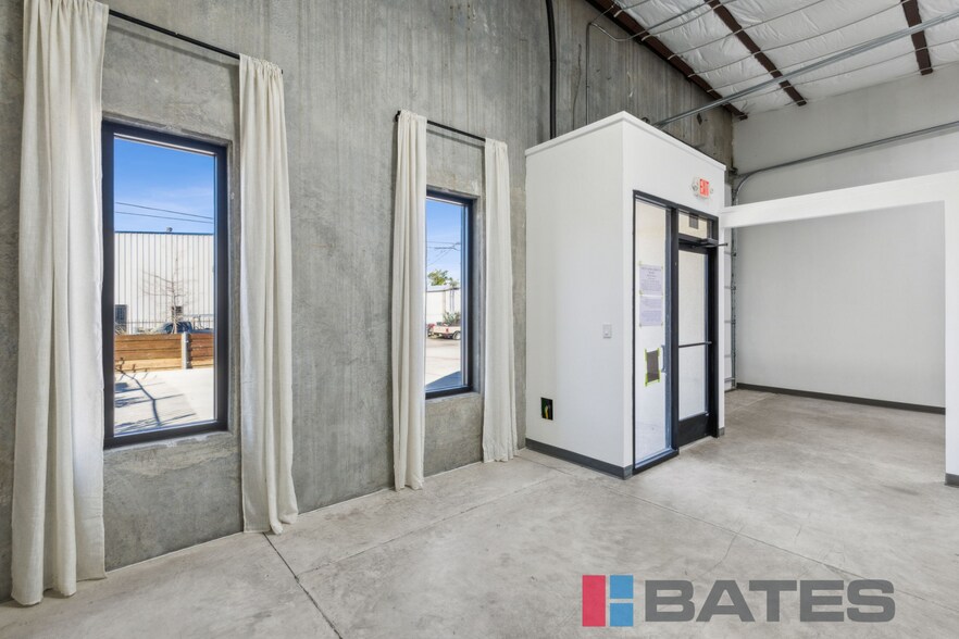 More Photos Of 4710 Carol Ln, Dallas Distribution For Lease