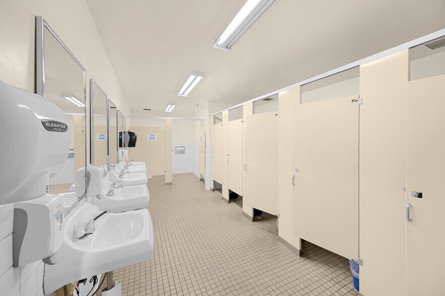 More Photos Of 525 Maple Ave, Torrance Distribution For Lease