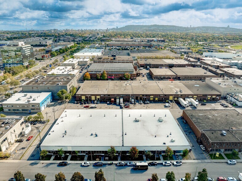 More Photos Of 1310-1370 Rue Chabanel O, Montréal Warehouse For Lease