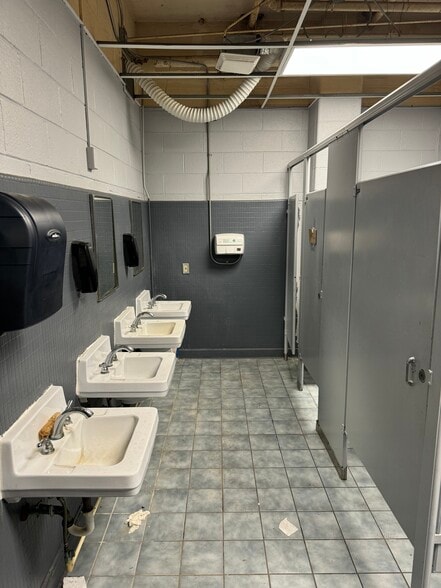 More Photos Of 220 S Madison St, Rockford Specialty For Sale