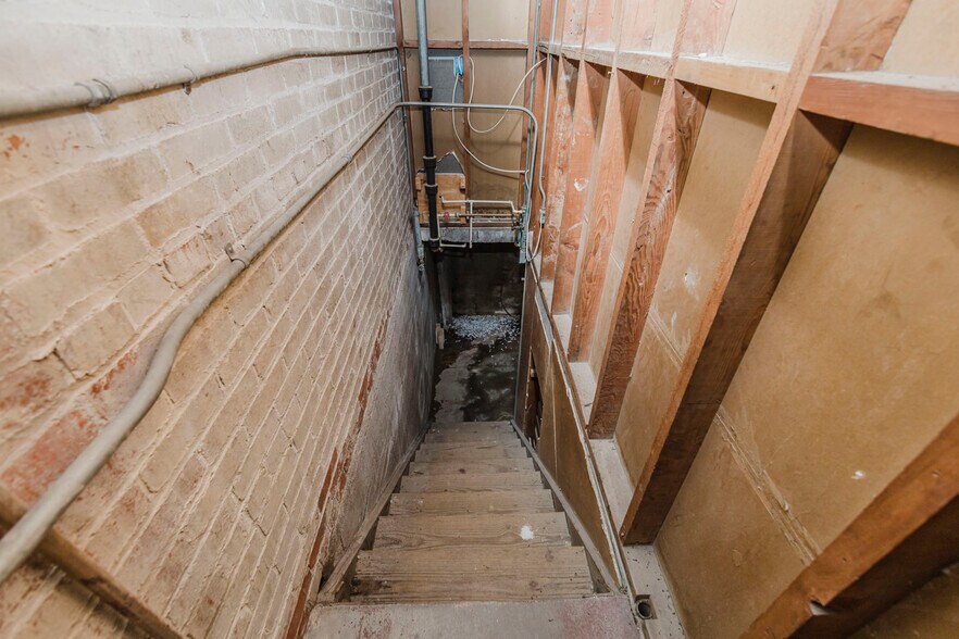 More Photos Of 110 N Poplar St, Hutchinson Warehouse For Sale