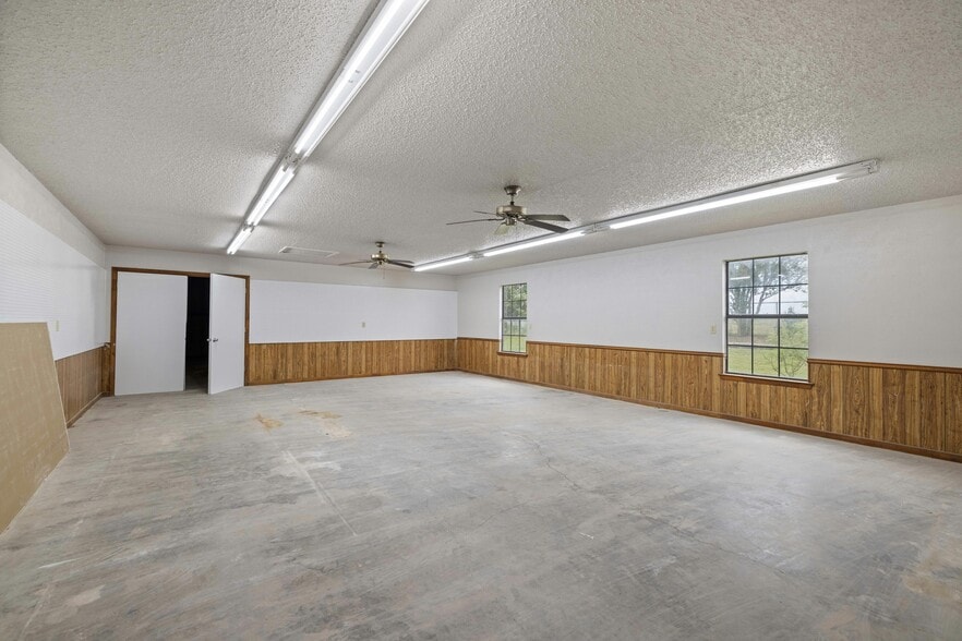 More Photos Of 3220 Farm-To-Market 2086, Temple Distribution For Lease