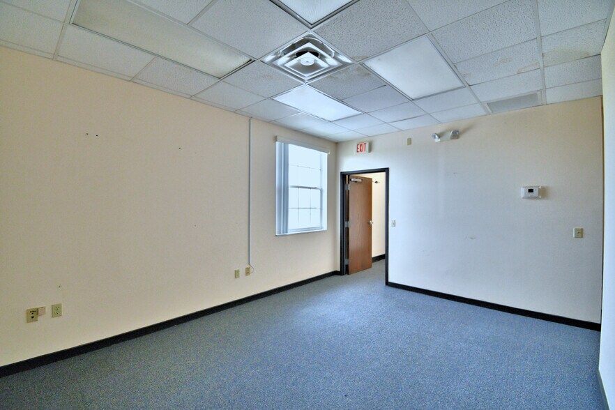 More Photos Of 43344 Highway 27, Davenport Coworking Space