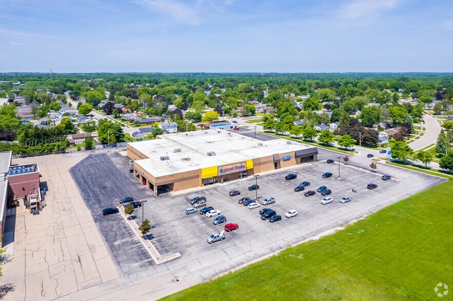 More Photos Of 3415 Custer St, Manitowoc Storefront Retail Office For Lease