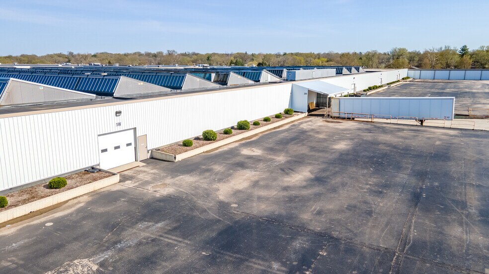 More Photos Of 4000 Auburn St, Rockford Distribution For Lease