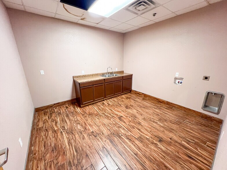 More Photos Of 3415 Loop 250, Midland Unknown For Lease