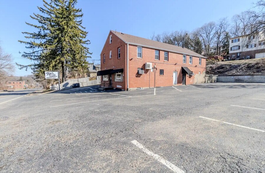 More Photos Of 825 5th Ave, East McKeesport Bar For Lease