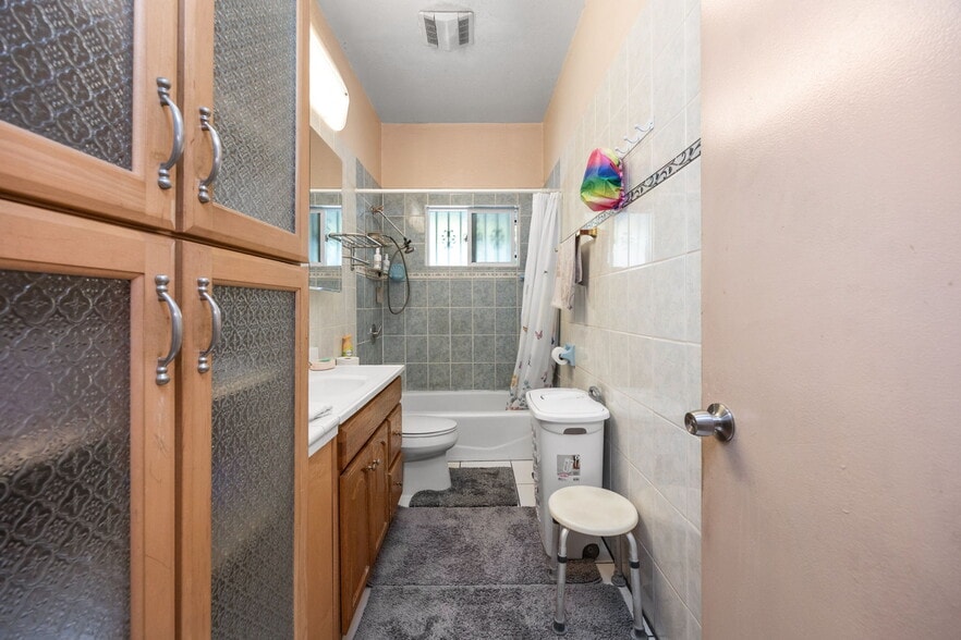 More Photos Of 451 E Vernon Ave, Los Angeles Hotel For Sale