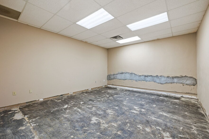 More Photos Of 121 S Bickford Ave, El Reno Storefront For Lease