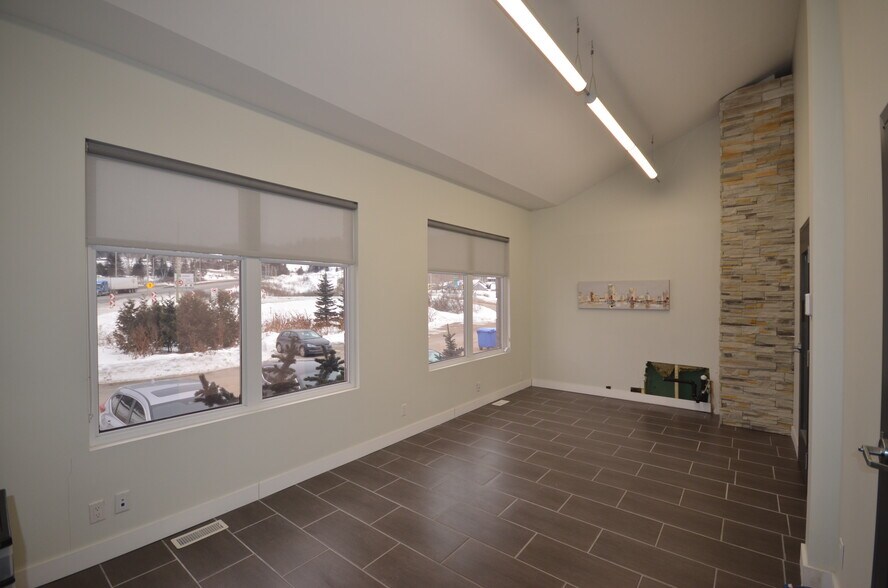 More Photos Of 2 Rue De L'usine, Baie-Saint-Paul General Retail For Sale