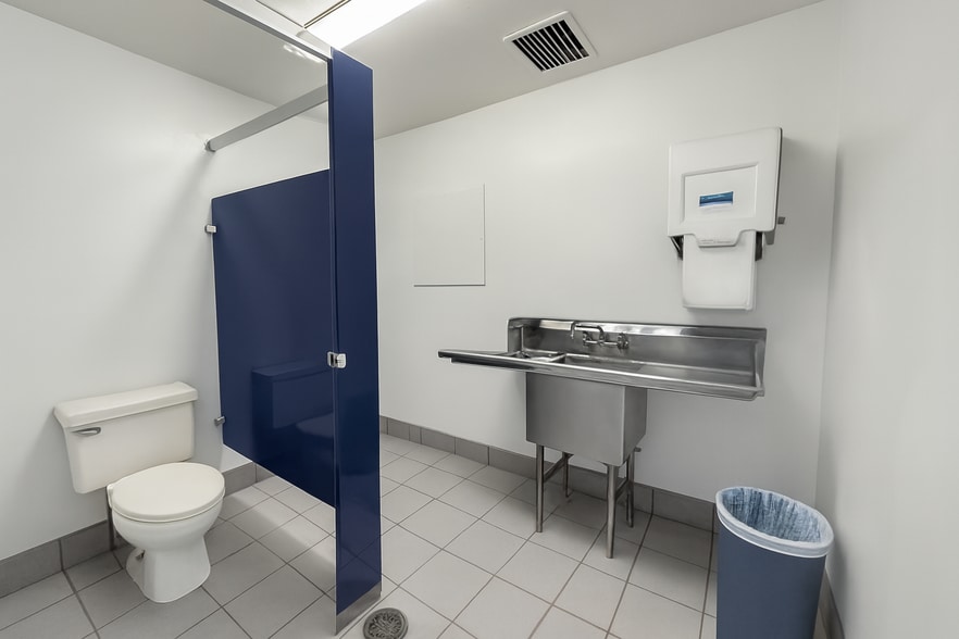 More Photos Of 712 Frontier Dr, Fergus Falls Service For Lease